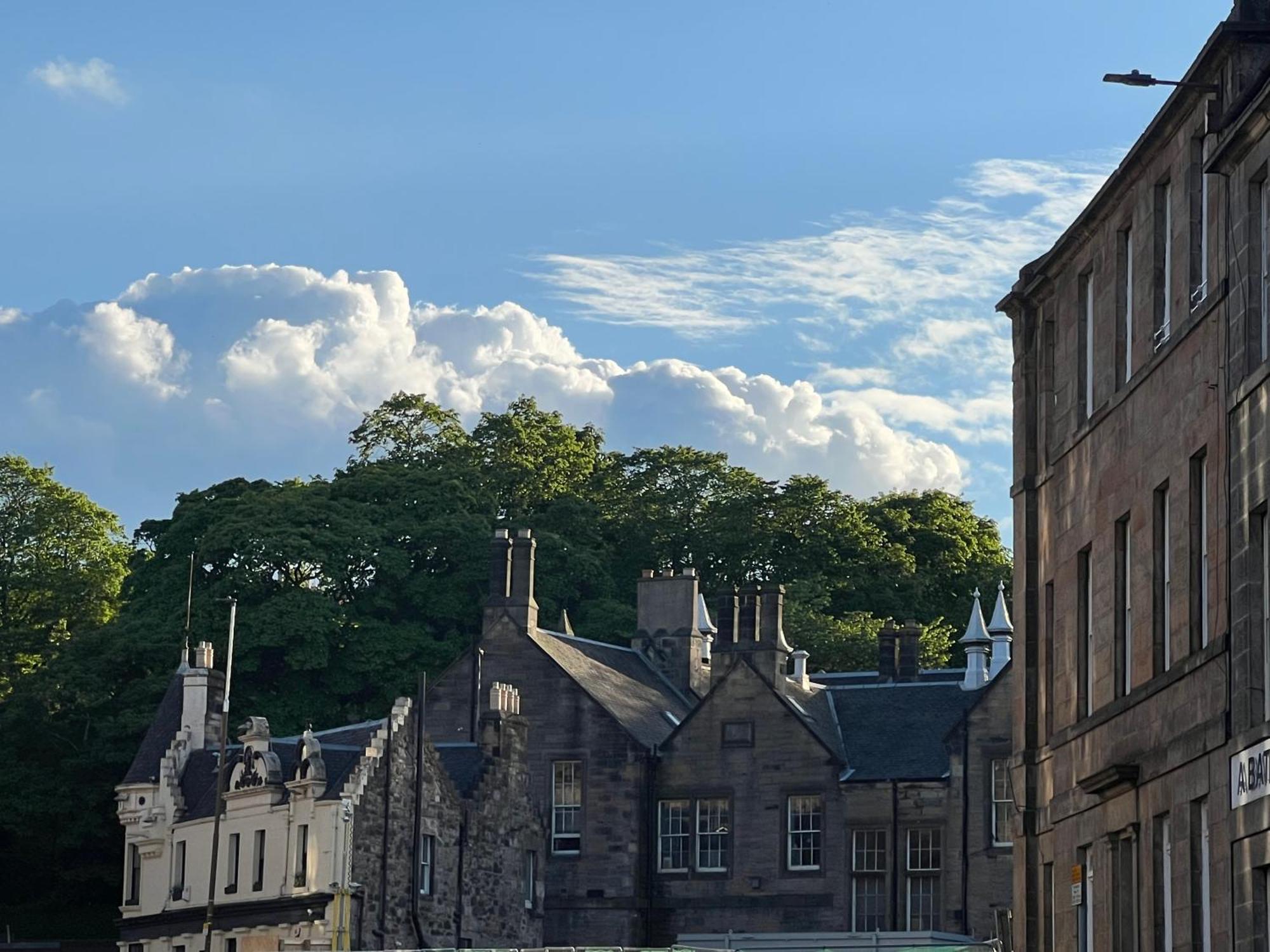 Central Apartment With Parking, Original Art And Antiques Edinburg Exteriör bild