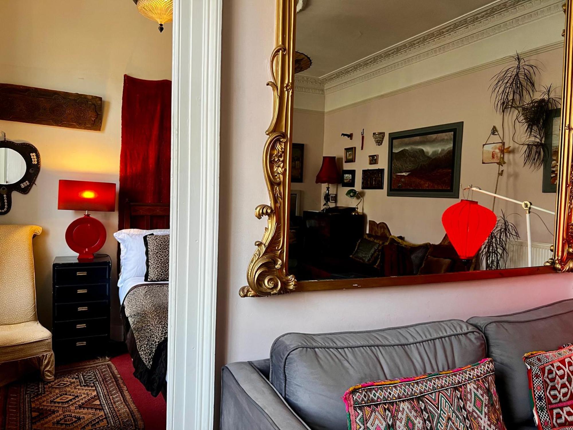 Central Apartment With Parking, Original Art And Antiques Edinburg Exteriör bild