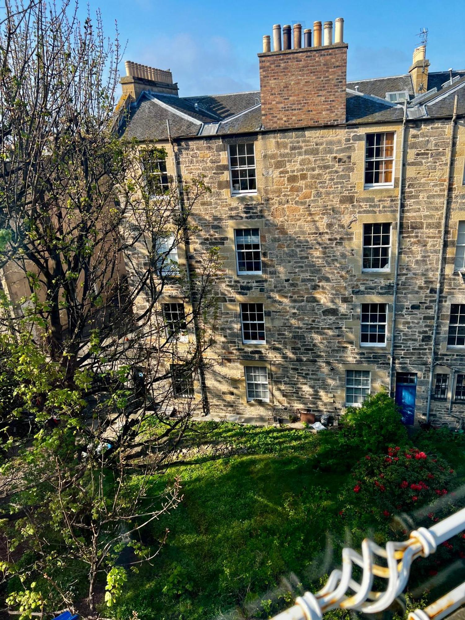 Central Apartment With Parking, Original Art And Antiques Edinburg Exteriör bild