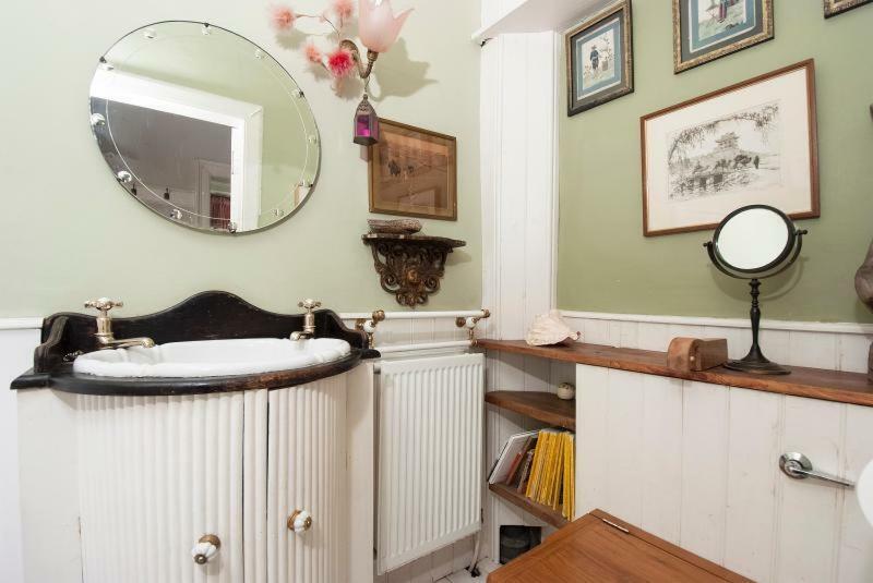 Central Apartment With Parking, Original Art And Antiques Edinburg Exteriör bild